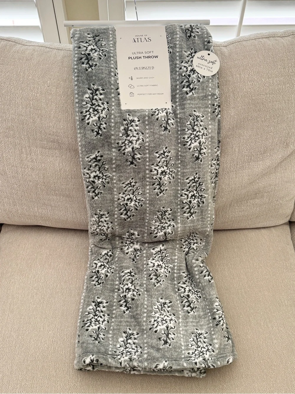 House of Atlas Ultra-Soft Plush Throw - Gray Floral Pattern